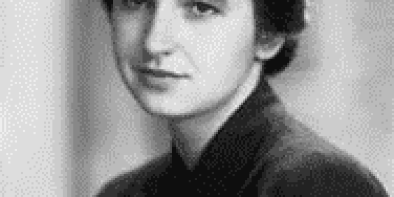 Rosalind Franklin’in siyah beyaz portre fotoğrafı. Franklin’in saçları düz, siyah ve parlak, siyah bir ceket giymiş.