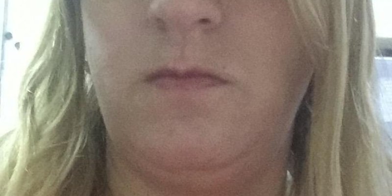 Fatma Çiçek Çekiç, Açık tenli, sarı saçlı, kameraya yakın mesafeden çekilmiş bir selfie. Saçlar düz ve omuz hizasında, sağ taraftan yüzün bir kısmına düşmüş. Yüz ifadesi ciddi ve dudaklar kapalı. Göz kapakları yarı kapalı duruyor, göz altlarında hafif koyuluklar. Üzerinde kabartma desenli, oldukça canlı pembe renkte kalın bir kazak.