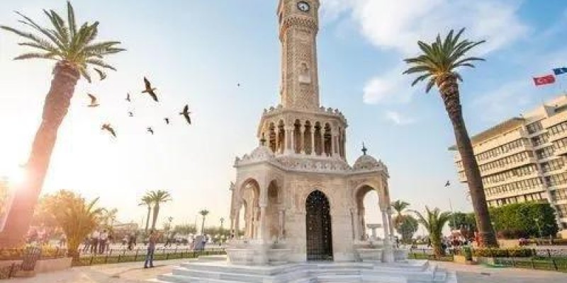Tarihi bir saat kulesi, etrafında palmiye ağaçları olan geniş bir meydanın ortasında duruyor. Kule açık renk taşlardan yapılmış, ince bir yapı. Alt bölümünde kemerli açıklıklar, sütunlar ve küçük merdivenlerle çıkılan yükseltilmiş bir platform. Orta bölümde dört cephede yuvarlak saatlerin bulunduğu bölüm süslemeli bir korkulukla çevrili. Üstte daralan silindirik bir kısım ve onun üzerinde de küçük bir kubbe.