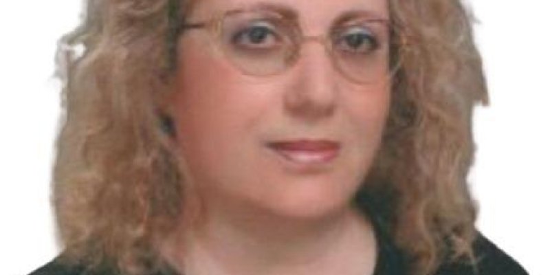 Orta yaşlı Avukat Zehra Birsen Yamak. Saçları açık renkli ve kıvırcık. Gözlük takıyor ve yüzünde hafif bir gülümseme var. Üzerine siyah bir üst giymiş. Arka plan beyaz ve sade.