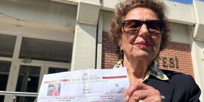 Yaşlı ve gülümseyen bir kadın güneş gözlüğü takmış ve elinde bir sınav giriş belgesi tutuyor. Arka planda bir bina ve üzerinde "GİRİŞ" yazısı. Kadının elindeki belge, ÖSYM tarafından verilen bir sınav giriş belgesi. Belgenin üzerinde kadının fotoğrafı ve sınavla ilgili bilgiler var.