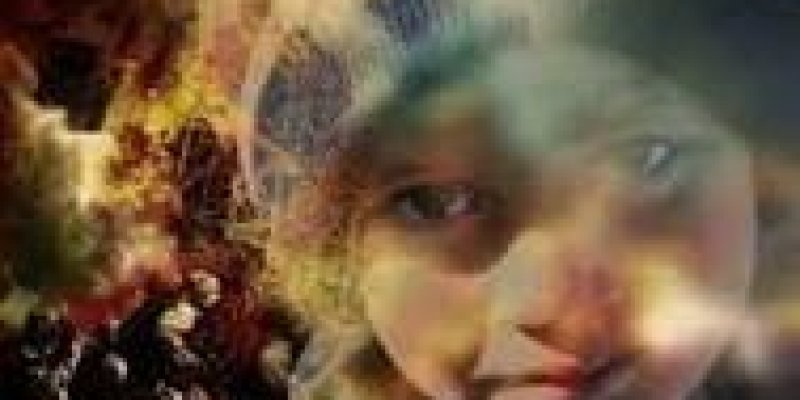 8-10 yaşlarında sadece yüzü resmedilen, başında bere olan bir kız çocuğunun yüzünü güneş ışığı aydınlatıyor. Çocuğun kafasının yanında ağaç dallarından çiçekler var.