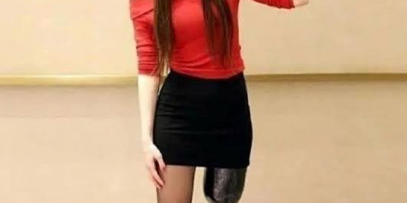 Kırmızı bir bere ve kırmızı bir bluz, siyah kısa bir etek giyen Neslican Tay’ın sağ bacağı protez. Sağ kolunu dirsekten bükerek kaslarını gösteriyor ve gülümsüyor. Uzun kahverengi saçları var ve arka plan sade bir duvar. Neslican oldukça mutlu ve kendinden emin görünüyor.