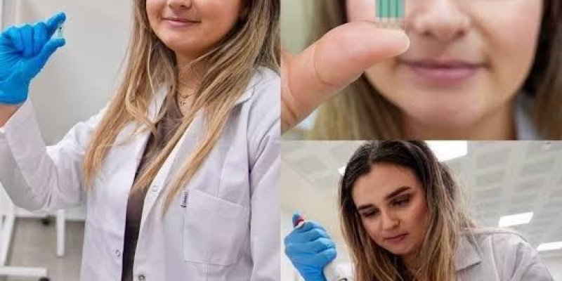 Laboratuvar ortamında beyaz önlük giymiş Aleyna Yıldız ve laboratuvar çalışmasını gösteren üç parçalı bir kolaj. Soldaki büyük karede ayakta duruyor; beyaz laboratuvar önlüğü ve mavi eldiven takıyor, bir elini yukarı kaldırmış. Sağ üst karede kadının yüzü yakın planda; parmaklarının arasında küçük, şeffaf bir şerit benzeri parça tutuluyor ve üzerinde iki koyu yuvarlak şekil ile altında yeşil dikey çizgiler bulunuyor. Sağ alt karede kadın mavi eldivenlerle bir pipet kullanarak bir kap içindeki sı