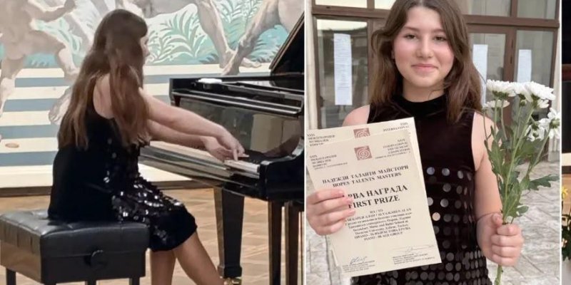 Siyah payetli elbise giymiş Alya Karen Alan, piyano çalarken. Kız bir konser salonunda, parlak siyah kuyruklu piyanonun taburesinde oturuyor; uzun, açık kahverengi saçları sırtına dökülmüş. Kolları uzanmış şekilde tuşlara basıyor, ayaklarından biri topuklu siyah ayakkabısıyla pedallardan birine yerleştirilmiş. Piyanonun cilalı yüzeyi salonu ve zemini yansıtıyor. Resmin sağ tarafına yerleştirilmiş ek bir kare fotoğrafta Alya daha yakından görünüyor. Ayakta duruyor, Aynı siyah payetli elbiseyi giy