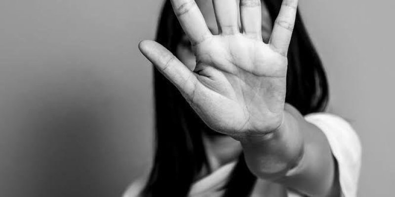 Bu siyah-beyaz fotoğrafta, Serap Avcı kameraya doğru elini uzatmış ve avuç içi kameraya dönük şekilde duruyor. Yüzü elinin arkasında kalmış. Uzun saçları var ve beyaz bir üst giymiş.