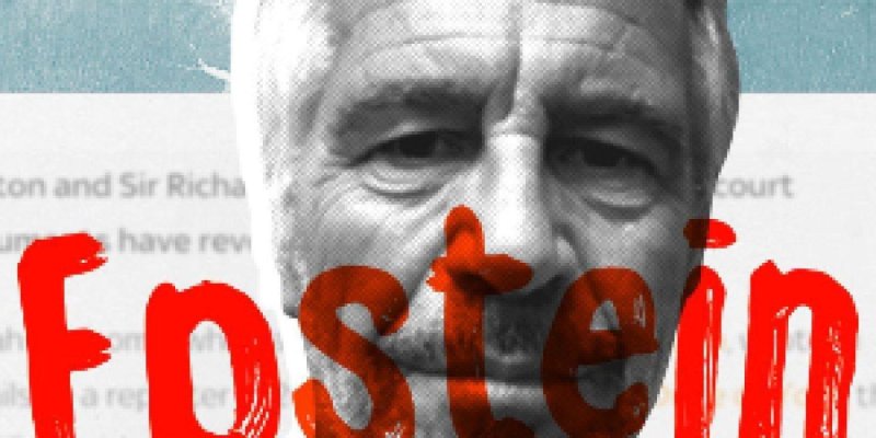 Kırmızı “Epstein” yazısı ile üzeri kaplanmış, siyah-beyaz bir erkek yüzünün yakın plan portresi. kısa gri saçlı, açık tenli ve kısa gri sakallı. Yüz ifadesi nötr; doğrudan kameraya dönük. Epstein” yazısı kalın, boya ile sürülmüş gibi; yüzün burun, ağız ve yanak bölgelerini kapatıyor. Arka planda soluk mavi-gri tonlarda bulanık bir dünya haritası ve silik, okunması zor metin satırları var.