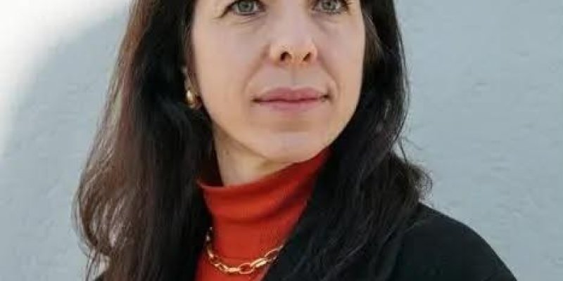 Açık renk duvar önünde duran Elif Eralp, Omuz hizasından yukarı kadrajlanmış. Açık tenli, düz ve omuz hizasını biraz geçen koyu kahverengi-siyaha yakın saçları alnına kadar inen düz kaküllü. Yüzü hafif sola dönük, doğrudan kameraya bakmıyor. Gözleri açık renk, kaşları orta kalınlıkta. Üzerinde parlak turuncu balıkçı yaka bir kazak ve onun üzerinde düz kesim siyah bir palto. Boynunda kısa, kalın halkalı altın renkli bir zincir kolye ve kulaklarında küçük, yuvarlak, altın renkli küpeler.