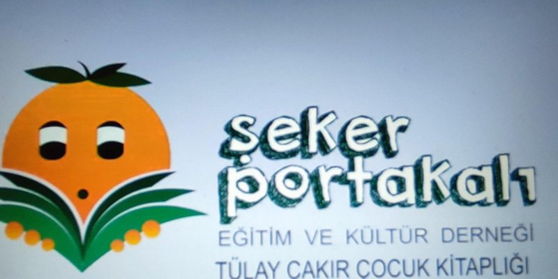 "Şeker Portakalı Eğitim ve Kültür Derneği Tülay Çakır Çocuk Kitaplığı" yazısı. Sol tarafta, bir portakal figürü var. Portakalın üst kısmında iki yeşil yaprak bulunuyor ve alt kısmında yeşil yapraklar kitap sayfalarını andıracak şekilde açılmış. Portakalın yüzünde iki göz ve bir ağız var. Gözler yarı kapalı ve ağız küçük bir yuvarlak şeklinde. Yazı kısmı sağ tarafta. "Şeker Portakalı" yazısı büyük ve yeşil renkte, "Eğitim ve Kültür Derneği Tülay Çakır Çocuk Kitaplığı"