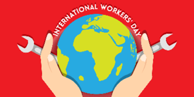 Kırmızı zemin üzerine iki avucun arasında bir dünya resmi var. İki elin parmaklarında da birer tane ayrı ayrı açık ağızlı anahtar var. Dünya resminin üzerinde “International Workers’ Day” Uluslararası İşçi Bayramı” yazıyor. Dünyanın alt kısmında 1 May- 1 Mayıs yazıyor.