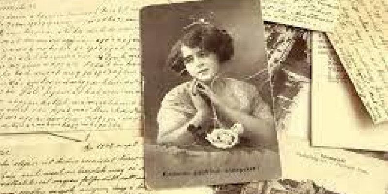 Sarı eskimiş ve el yazısı olan kağıtların üzerinde kadın portresi ve birkaç tane doğa fotoğrafı var.