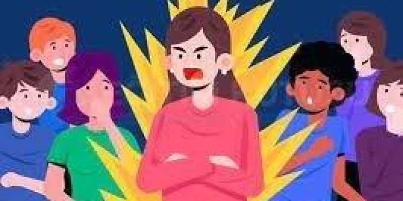 Kızgın bir genç kadın, kaşları çatık, kollarını göğsünde kavuşturmuş. Etrafına toplanmış şaşkın ve tedirgin olmuş insanlar var. Bu insanlar, kızgın ve öfkeli olan kadını anlamaya çalışıyorlar.
