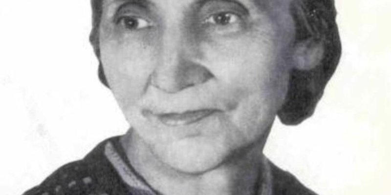 Siyah beyaz bir portre fotoğrafında, Fatma Reşit Arif Karasagun omzundan yukarı kadrajda. Yüzü hafifçe sağ tarafa dönük, bakışları uzağa yönelmiş. Ten rengi açık, yüz hatları ince. Gözleri büyük, kaşları ince. Dudakları kapalı, bir gülümseme ifadesi. Saçları koyu, ortadan ayrılmış, başın yanlarına doğru sıkıca geriye yatırılmış ve ensede toplanmış. Üzerinde desenli koyu bir hırka ya da ceket, içte açık renk bir giysi. Boynunda, yakayı birleştiren yuvarlak, ortası desenli bir broş.