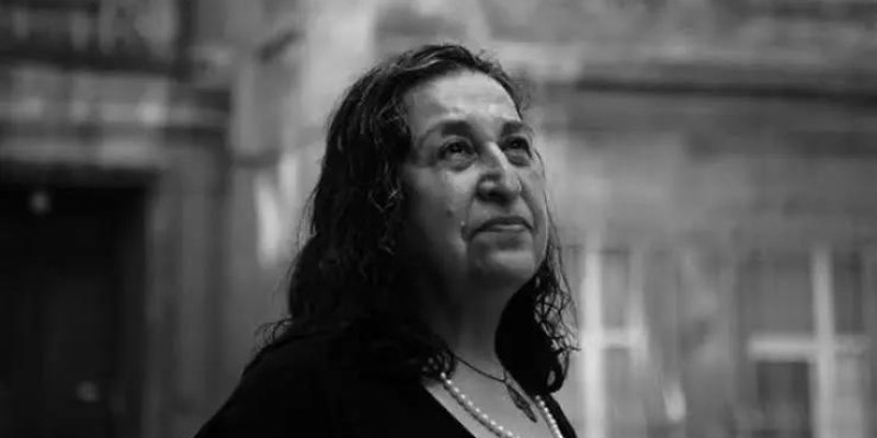 Siyah-beyaz bir fotoğrafta, omuz hizasında koyu renk dalgalı saçlı Sennur Sezer’in portresi, kadrajın orta-sağında yer alıyor ve başını hafif yukarı kaldırarak uzak bir noktaya doğru bakıyor. Yüz ifadesi sakin ve düşünceli. Boynunda inciye benzeyen bir kolye var; koyu renk bir üst giymiş. Arka planda bulanık bir bina cephesi ve pencere çerçeveleri.