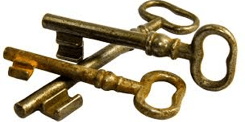 Üç adet eski tarz metal anahtar. Anahtarlar farklı boyutlarda ve tasarımlarda. Hepsi bronz veya altın renginde. Anahtarların sap kısımları yuvarlak halka şeklinde ve dişli kısımları farklı şekillerde kesilmiş Anahtarlar birbirine değecek şekilde yatay olarak dizilmiş.