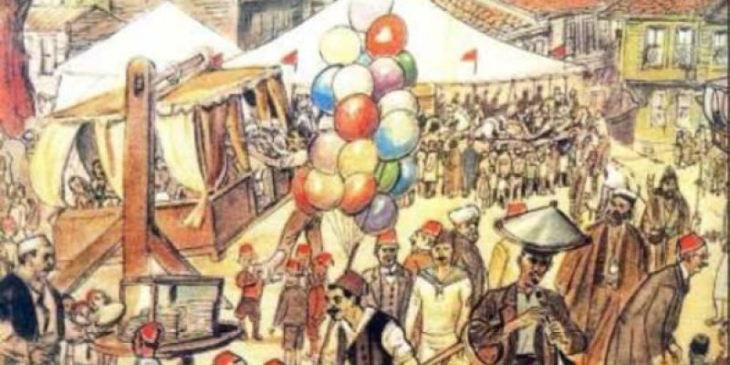 Kalabalık bir panayır alanını gösteren bir resim. Ortada renkli balon demeti taşıyan bir satıcı; balonlar yuvarlak, kırmızı, sarı, mavi, yeşil ve beyaz tonlarda. Arka tarafta büyük, beyaz bir çadır kurulmuş, önünde sıra hâlinde toplanmış insanlar ve çocuklar. Çevrede, çoğu kırmızı fesli, geleneksel Osmanlı kıyafetleri giyen çok sayıda kişi geziniyor; bazıları sohbet ediyor, bazıları çocuklarla birlikte. Sağ tarafta uzun cübbeli, esmer tenli bir adam zurna benzeri bir çalgı çalıyor, yanında omzun