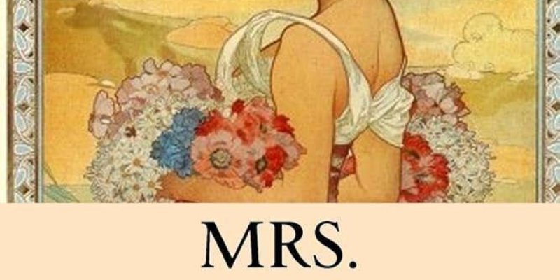 Bir kitap kapağı illüstrasyonu. Ortada, saçları topuz yapılmış bir kadın figürü arkası dönük duruyor; başını hafifçe sola çevirip omzunun üzerinden bakıyor. Omuzlarından beyaz bir kumaş sarkıyor ve etrafında kırmızı, mavi ve beyaz çiçeklerden oluşan bir buket görünümü var. Arka planda sarımsı bir gökyüzü ve bulutlar bulunuyor; üst kısımda dekoratif, kıvrımlı bir çerçeve deseni yer alıyor. Alt bölümde açık renk bir bant üzerinde büyük harflerle “MRS. DALLOWAY” ve altında “Virginia Woolf” yazıyor.