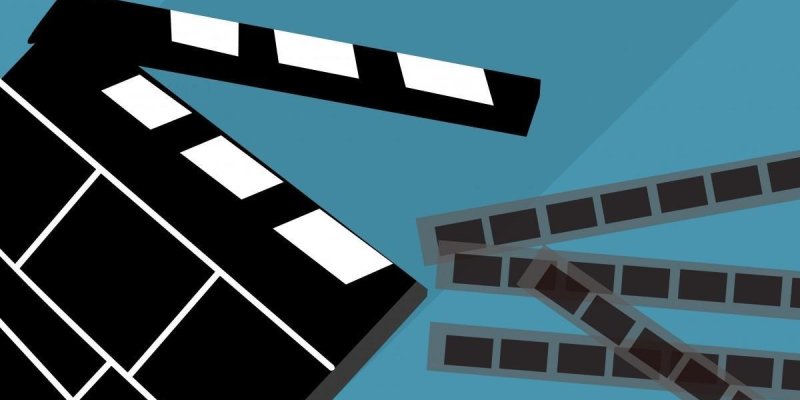 Siyah beyaz bir film tahtası ve açılmış düz görünnen 3-4 adet film şeridi var.