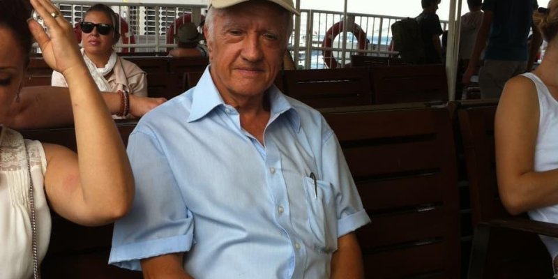 Orta yaşlı Şaban Eğilmez, ahşap bank tarzı bir koltukta oturuyor. Açık buğday tenli, gri-beyaz saçlı ve başında açık bej renkli bir şapka. Üzerinde kısa kollu, açık mavi gömlek ve açık kahverengi pantolon; gömleğin göğüs cebinde kalem gibi ince bir nesne duruyor. Yüzünde hafif gülümsemeye benzeyen sakin bir ifade, doğrudan kameraya dönük. Elleri kucağında birleşik duruyor. Üstü kapalı bir vapur ya da tekne gibi bir yerde, ahşap sıralı oturaklarda oturuyor. Arkada, güneş gözlüklü ve açık renk kıy