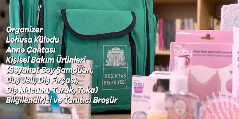 Beşiktaş Belediyesi logosu bulunan yeşil bir çanta ve önünde çeşitli kişisel bakım ürünleri. Çantanın yanında ve önünde bebek bakım ürünleri, şampuan, duş jeli, diş fırçası, diş macunu, tarak ve toka gibi eşyalar bulunuyor. "Organizör, Lohusa Külotu, Anne Çantası, Kişisel Bakım Ürünleri (Seyahat Boy Şampuan, Duş Jeli, Diş Fırçası, Diş Macunu, Tarak, Toka), Bilgilendirici ve Tanıtıcı Broşür" yazılı bir metin var. Arka planda kitaplar görülüyor.