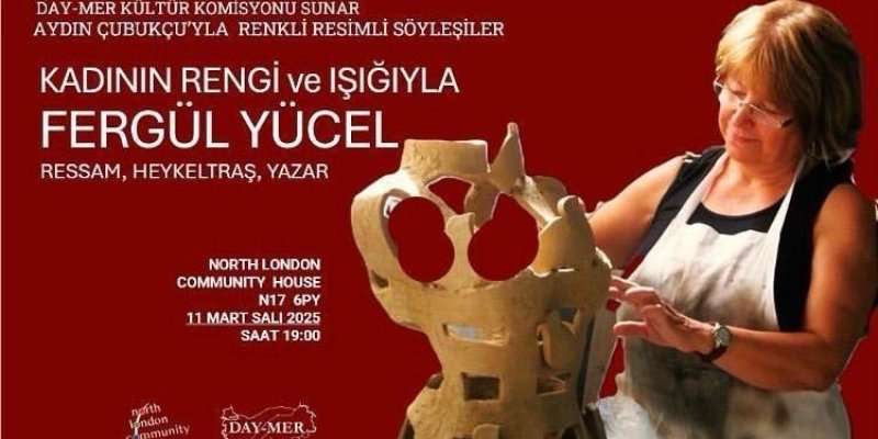 Koyu kırmızı zemin üzerinde bir etkinlik afişi. Sağda sarı saçlı, açık tenli, gözlüklü Fergül Yücel, önünde duran büyük, soyut bir heykeli elleriyle şekillendiriyor. Siyah tişört ve beyaz önlük giymiş; heykel açık kahverengi, organik kıvrımlı, boşluklu bir formda.