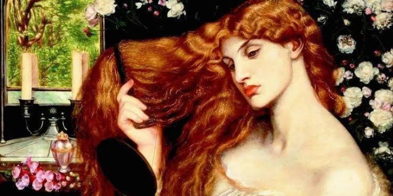 Bir tablo, Uzun, dalgalı kızıl saçlı bir kadın, bir elinde siyah bir tarak ve diğer elinde küçük bir ayna tutuyor. Saçlarını tararken aynaya bakıyor. Ten rengi çok açık, dudakları dolgun ve kırmızı. Arka planda beyaz çiçeklerle dolu koyu renkli bir duvar var. Sol tarafta bir masa üzerinde pembe çiçekler, bir parfüm şişesi ve iki büyük mum yer alıyor. Masanın arkasında açık bir pencere var, dışarıda yeşil ağaçlar görünüyor. Kadının ifadesi ciddi ve düşünceli.