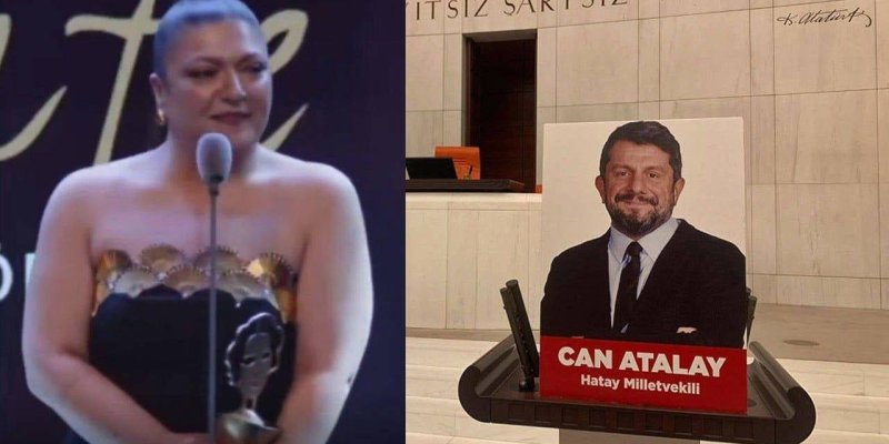 Siyah arka plan önünde ödül konuşması yapan bir kadın, straplez siyah bir elbise giymiş; göğüs kısmında altın rengi yuvarlak ve dalga biçimli süslemeler. Saçları tepede sıkı bir topuz şeklinde toplanmış. Kulaklarında küçük, altın tonlarında küpeler. Önünde ince, gri bir mikrofon duruyor ve ellerinin arasında gümüş renkli, insan yüzü biçimli bir heykelciğe benzeyen ödülü tutuyor. Sağ tarafta, kapalı bir salonun içinde, üzerinde Can Atalay’ın fotoğrafı bulunan büyük bir karton pano. Koyu renk takı