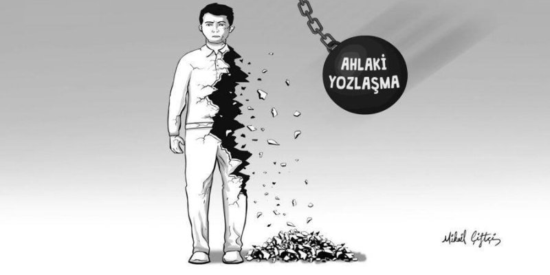 Genç bir adamın siyah beyaz çizimi. Adam resmin sol tarafında ayakta duruyor, yüzü ifadesiz ve biraz üzgün. Üzerinde sade bir gömlek ve pantolon. Vücudunun sağ yarısı sanki ortadan kesilmiş gibi tamamen parçalanmış durumda; bu tarafta gövdesi ve bacakları çok sayıda keskin, küçük parçalara ayrılıyor ve yere dökülmüş bir yığın oluşturuyor. Vücudunun sağlam kalan sol yarısı dik ve dimdik dururken, parçalanan sağ tarafıyla arasında koyu siyah, düzensiz bir çatlak hattı var. Sağ taraftan, kalın halk
