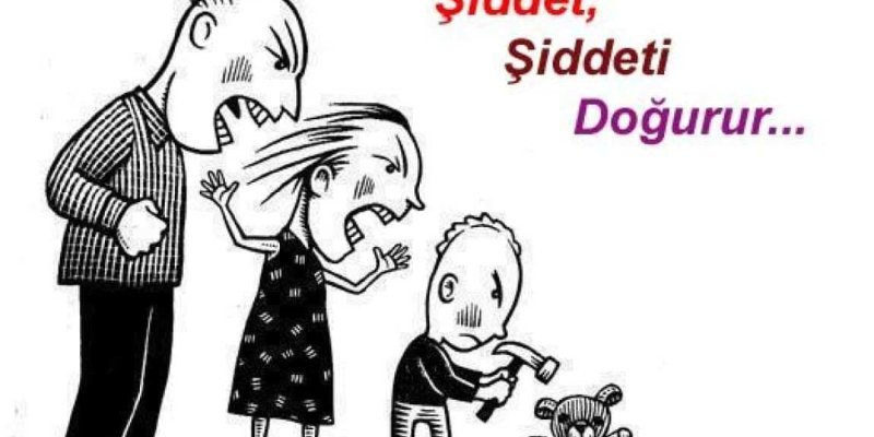 Karikatür tarzında çizilmiş üç insan figürü ve bir oyuncak ayı. Solda öfkeli, saçları dik erkek figürü ağzı açık şekilde bağırıyor. Onun yanında, elbisesi olan kadın figürü de aynı yöne dönmüş, yüzünde kızgın ifade ve o da bağırıyor. Kadının önünde küçük bir çocuk çizilmiş; çocuğun yüzü üzgün, elinde bir çekiç var ve yerdeki pelüş oyuncak ayıya vuruyor. Sağ üst tarafta kırmızı ve mor renkte “Şiddet, Şiddeti Doğurur...” yazısı.