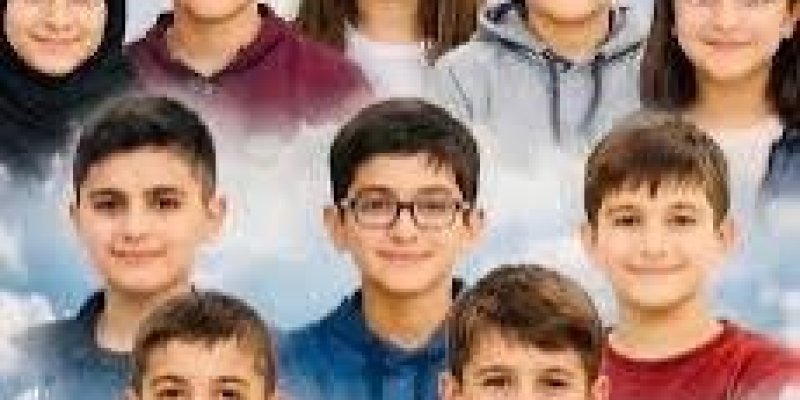 Bulutlarla çevrili mavi gökyüzü fonu önünde on çocuk portresinden oluşan bir kolaj. Üst sırada beş çocuk: Solda siyah başörtülü, açık tenli bir kız; yanında düz, omuz hizasında kahverengi saçlı, açık tenli bir kız; ortada kısa koyu saçlı, açık tenli bir erkek çocuk; sağında kahverengi saçlı, kahkül kesimli, açık tenli bir kız; en sağda kısa koyu saçlı, açık tenli bir erkek çocuk duruyor. Orta sırada üç erkek çocuk: Soldaki kısa koyu saçlı, açık tenli; ortadaki kısa koyu saçlı, gözlüklü, açık ten