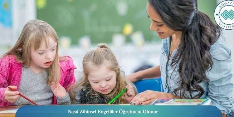 Bir sınıf ortamında üç kişi görülüyor. Sağ tarafta, uzun koyu saçlı bir kadın var ve gülümsüyor. Kadın, iki küçük kız çocuğuna bir şeyler gösteriyor. Soldaki kız çocuğu pembe bir kazak giymiş ve elinde kırmızı bir kalem tutuyor. Ortadaki kız çocuğu yeşil bir kalem tutuyor ve dikkatlice önündeki kâğıda bakıyor. Fotoğrafın sağ üst köşesinde "Boğaziçi Enstitüsü" logosu bulunuyor. Alt kısımda ise "Nasıl Zihinsel Engelliler Öğretmeni Olunur" yazıyor.