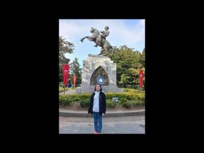 YOL GÖSTERİCİ VE PAYLAŞIMCI BİR KADIN