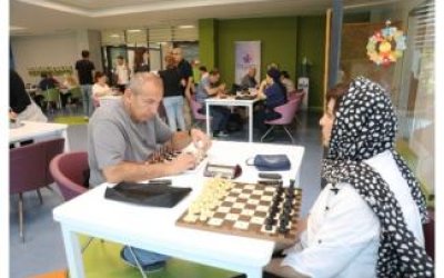 BAŞARILI BİR İRANLI KADIN SATRANÇ OYUNCUSU