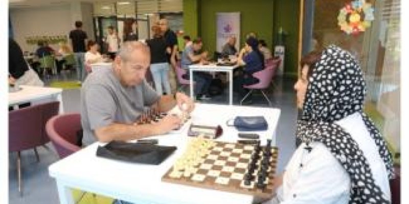 BAŞARILI BİR İRANLI KADIN SATRANÇ OYUNCUSU