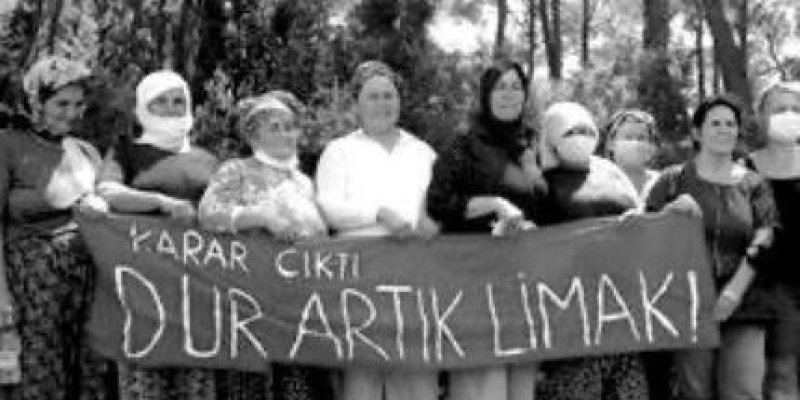 Ağaçlık bir alanda yan yana dizilmiş bir grup kadın. Çoğu başörtülü ve desenli şalvar giymiş, bazıları ağız ve burnunu kapatan bez maske takmış. Hepsi birlikte önlerinde tuttukları uzun bir pankart taşıyor. Pankartın üzerinde büyük harflerle “KARAR ÇIKTI DUR ARTIK LİMAK!” yazıyor. Arkada sık ağaç gövdeleri ve ormanlık bir arka plan. Kadınların yüz ifadeleri ciddi ve kararlı.