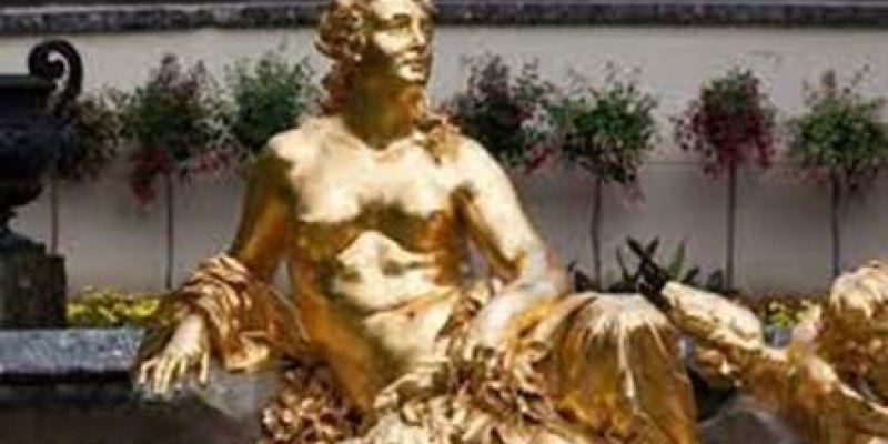 Altın renginde yarı çıplak bir kadın heykeli var. Kadın bir merdiven basamağında oturur pozisyonda, şal olan sağ kolu ile yere dayanmış diğer eli sol dizinde duruyor. Ayaklarını öne doğru uzatmış. Kafasını yukarı doğru kaldırmış.