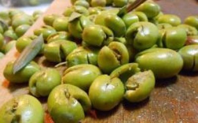 ELİNİZDEKİ YEMEYE PEK DE ELVERİŞLİ OLMAYAN ZEYTİNLERİ NE YAPIYORSUNUZ?