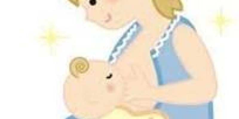 Sarışın, saçlarını alttan toplamış genç bir anne oturur pozisyonda kucağında bir bebek var, bebeği emziriyor. Kadının elbisesi mavi, bebek sarı zıbınlı.