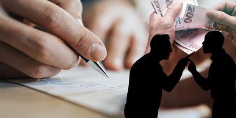 Birden fazla unsurun bir araya getirildiği bir kolaj. Sol üst köşede, bir kişinin elinde kalemle bir belge veya kâğıt üzerinde yazı yazdığı bir görüntü var. Sağ üst köşede bir elin diğerine Türk Lirası banknotları verdiği görülüyor; banknotlar 200 TL değerinde. Alt kısımda iki kişinin siluetleri var ve bu kişiler birbirlerine doğru parmak sallayarak tartışıyorlar.