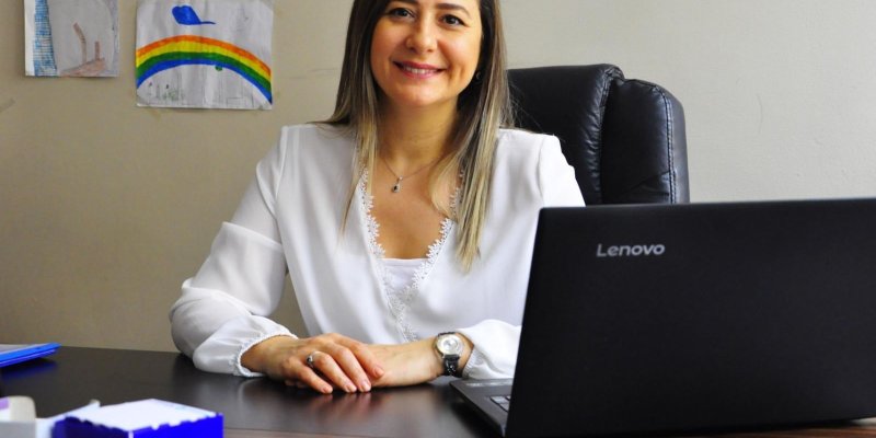 Bir masada oturan, gülümseyen, önünde açık bir dizüstü bilgisayar, iç mekânda, siyah bir ofis koltuğunda oturan Avukat Ceren Kalay Eken. Açık tenli; uzun, düz saçları koyu kahverengiden uçlara doğru sarıya açılıyor. Beyaz bir bluz giymiş; boynunda küçük taşlı bir kolye var. Sol bileğinde metal saat, parmağında yüzük