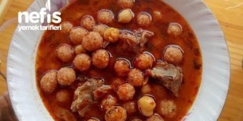 Beyaz bir tabakta kırmızı renkli sulu bir yemek ve içinde çok sayıda küçük yuvarlak köfte ile birkaç parça et. Sol üstte “nefis” ve altında “yemek tarifleri” yazısı görünüyor.