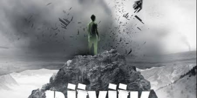 Kitap kapağında, karanlık ve fırtınalı bir gökyüzü altında, kayalık bir tepenin üzerinde duran bir figür, sırtı izleyiciye dönük şekilde duruyor ve gökyüzüne bakıyor. Gökyüzünde parçalanmış gibi görünen bazı nesneler var. Kapakta büyük beyaz harflerle "BÜYÜK TUFAN" yazıyor. Üst kısmında kırmızı harflerle "Eylem Yurtsever" ismi yer alıyor. En altta "kitapyurdu.com" ve "MYTHOS" yazıları bulunuyor.
