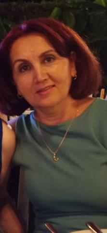 Küt kızıl saçları ve yeşil tişörtüyle akşam üzeri çekilmiş fotoğrafı