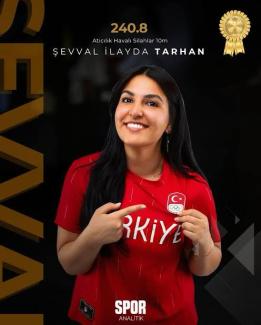 Kırmızı tişört giyen Şevval İlayda Tarhan, sağ elinde Türkiye bayrağı ve olimpiyat halkalarının olduğu bir rozet tutuyor. Tişörtün üzerinde "TÜRKİYE" yazıyor. Gülümsüyor ve uzun siyah saçları var. Üst kısımda "240.8 Atıcılık Havalı Silahlar 10m" ve "Şevval İlayda Tarhan" yazıyor. Sağ üst köşede bir madalya simgesi bulunuyor. Sol alt köşede "SPOR ANALİTİK" yazısı yer alıyor. Arka plan siyah ve üzerinde büyük harflerle "ŞEVVAL" yazıyor.