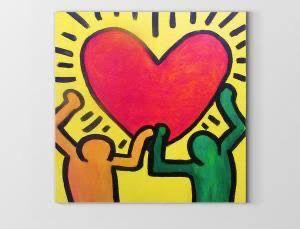 Renkli çizgi karakterler ve büyük kırmızı kalp. Sarı arka plan üzerinde, biri turuncu diğeri yeşil iki stilize insan figürü, kollarını yukarı kaldırmış şekilde büyük bir kırmızı kalbi birlikte tutuyor. Kalbin etrafında siyah çizgilerle ışık saçıyormuş gibi bir efekt var. Figürlerin ve kalbin hatları kalın siyah çizgilerle belirginleştirilmiş.