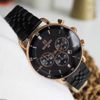 Siyah kordonlu, yuvarlak kasalı bir kol saati. Saatin kasası altın rengi, kadranı ise siyah. Kadran üzerinde üç adet küçük yuvarlak alt kadran bulunuyor. Saatin üzerinde "REWARD" markası ve "VIP" yazısı yer alıyor. Saatin sağ tarafında üç adet düğme var. Kadranda ayrıca küçük bir tarih penceresi de mevcut. Saatin genel görünümü şık ve modern.