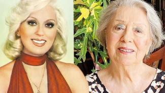 Yan yana Ruçhan Çamay portresi. Sol tarafta, genç hali, platin sarısı saçlı, makyajlı ve kırmızı bir elbise giymiş. Geniş bir gülümsemeyle poz veriyor. Sağ tarafta yaşlı hali; kısa, gri saçlı, hafif makyajlı ve çiçek desenli bir bluz giymiş. Arkasında yeşil yapraklı ve sarı çiçekli bir bitki bulunuyor. İkisi de kameraya bakıyor ve gülümsüyor.