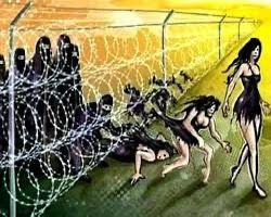 Tel örgü ve dikenli tellerin arkasında siyah peçeli kadınlar var. Kadınlar bu tellerin altından geçerek ilerliyorlar ve her geçişlerinde kıyafetleri değişiyor, üzerlerindeki siyah örtüyü çıkarıp gittikçe daha özgür ve kendinden emin bir görünüme bürünüyorlar. En önde yürüyen kadın siyah mini bir elbise giymiş ve kendinden emin şekilde yürüyor. Arka planda gün batımını andıran sarı-turuncu bir ışık var.