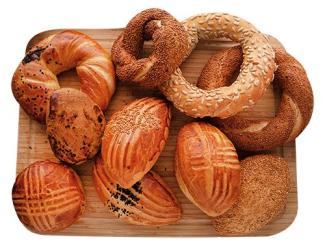 Ahşap bir tepsi üzerinde farklı türlerde Türk hamur işleri ve ekmekleri bulunuyor. Tepside simitler, poğaçalar ve açmalar var. Simitlerin üzeri susamlı, gevrek. Poğaçaların bazılarına haşhaş veya çörek otu serpilmiş, üstleri parlak ve çizgili desenli. Açmalar hafif kabarık ve yumuşak. Tepside toplamda dokuz adet hamur işi var.