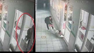 Güvenlik kamerası görüntüsü, iki farklı anı yansıtan ikiye bölünmüş bir şekilde gösterilmiş. Sol taraftaki kısımda, bir kişinin kapıdan girmek üzere olduğu veya içeriye zorla girdiği görülüyor ve bu kişinin olduğu alan kırmızı bir daire ile belirginleştirilmiş. Sağ tarafta, bir kişi yerde sürükleniyor ve diğeri onu ayaklarından tutarak çekiyor. Görüntünün sağ üst köşelerinde tarih ve saat yer alıyor: 2024-05-24, saat 12:45:37 ve 12:47:03. Bu kareler güvenlik kamerası tarafından ardışık olarak kaydedilmiş.